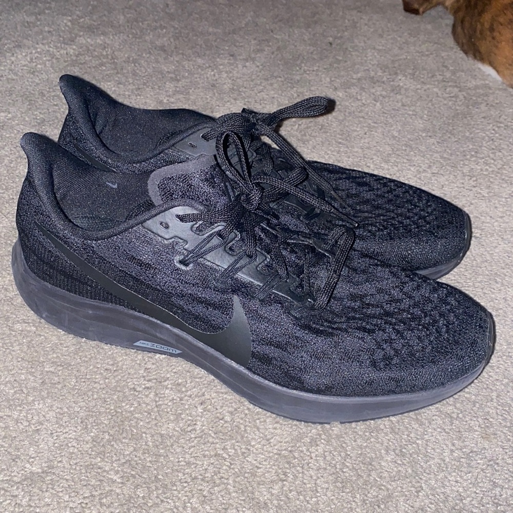 All black Nike Zoom. Lightly worn. In great shape.